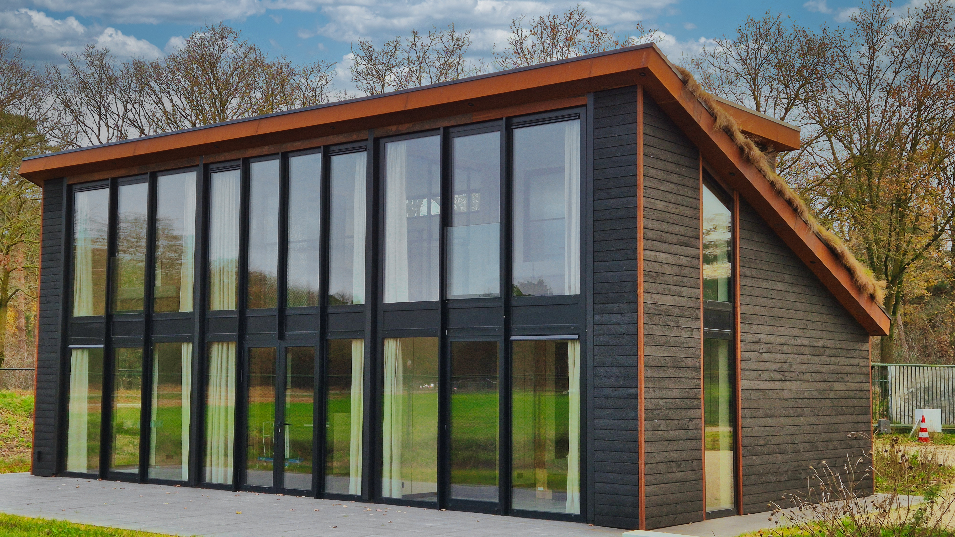 Aluminium schrijnwerk Genesis 75 in moderne gevel